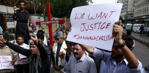 post_header_Chrétiens_pakistanais_protestant_contre_la_violence_à_Jaranwala.jpeg